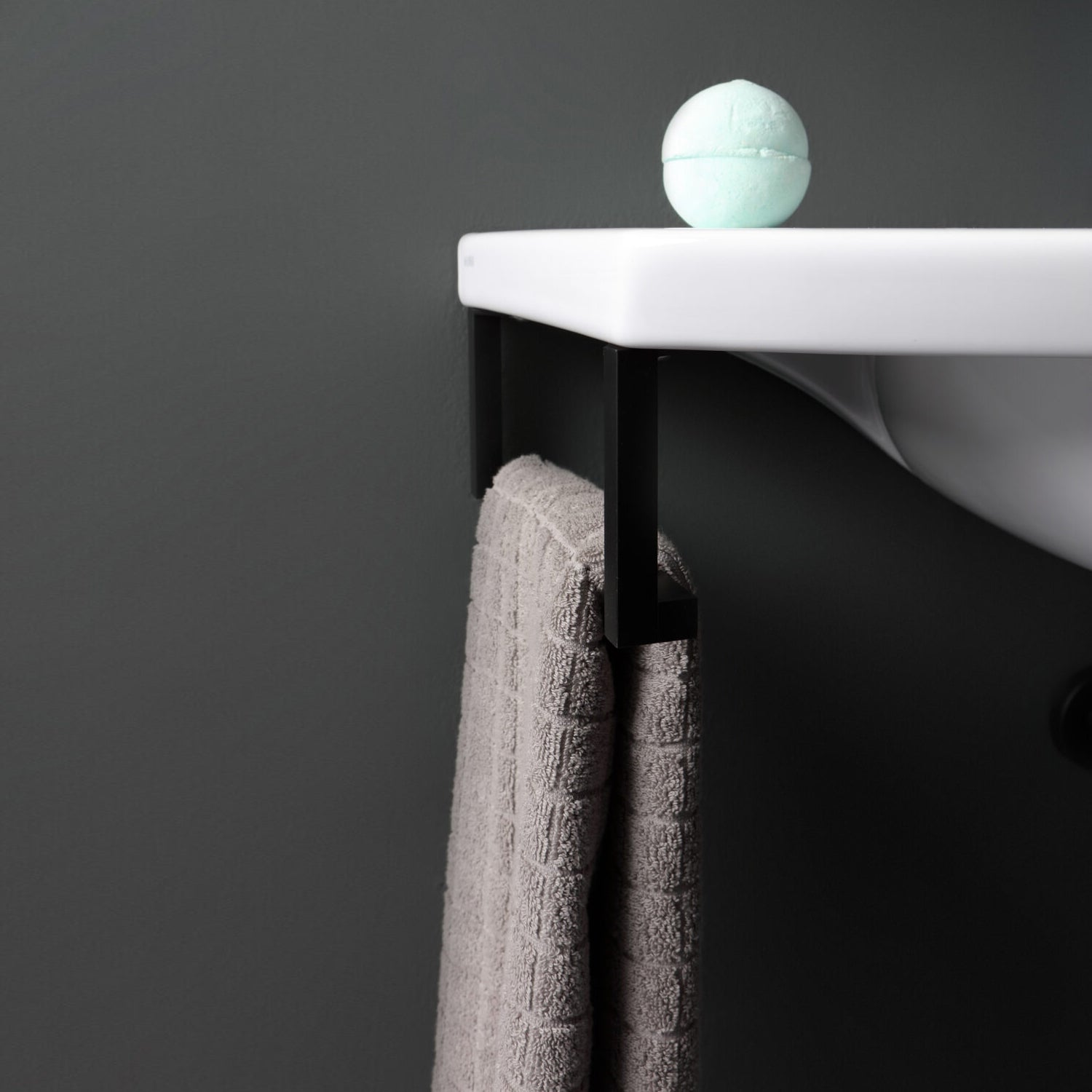 Portasciugamani laterale in acciaio verniciato nero opaco per lavabo Globo Mode ME070 by CeramicStore | Lo specialista del tuo bagno