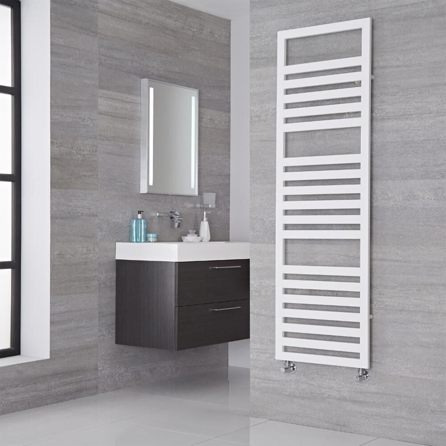 Termoarredo piatto Lazzarini 1600x500 mm interasse 400 mm/50 mm modello Urbino finitura Bianco by CeramicStore | Lo specialista del tuo bagno