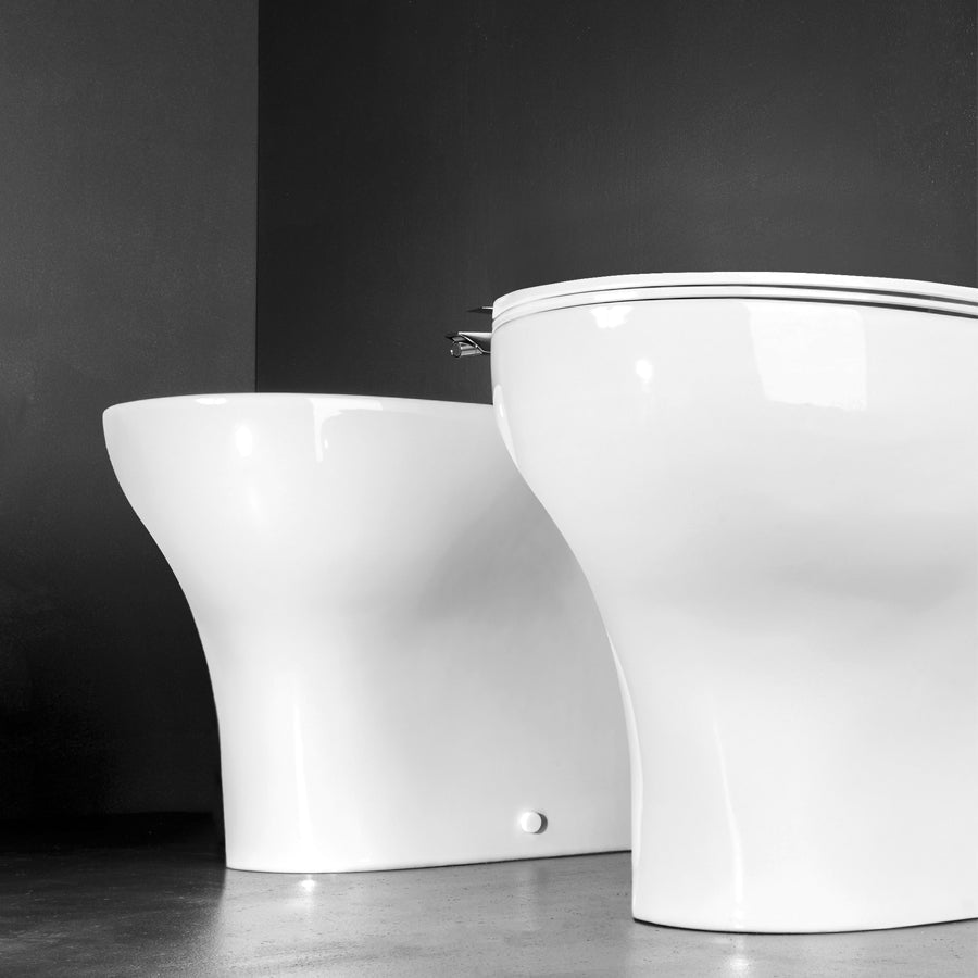  Coppia di sanitari filomuro WC rimless bidet e coprivaso modello Liz di Althea cm 50x36
