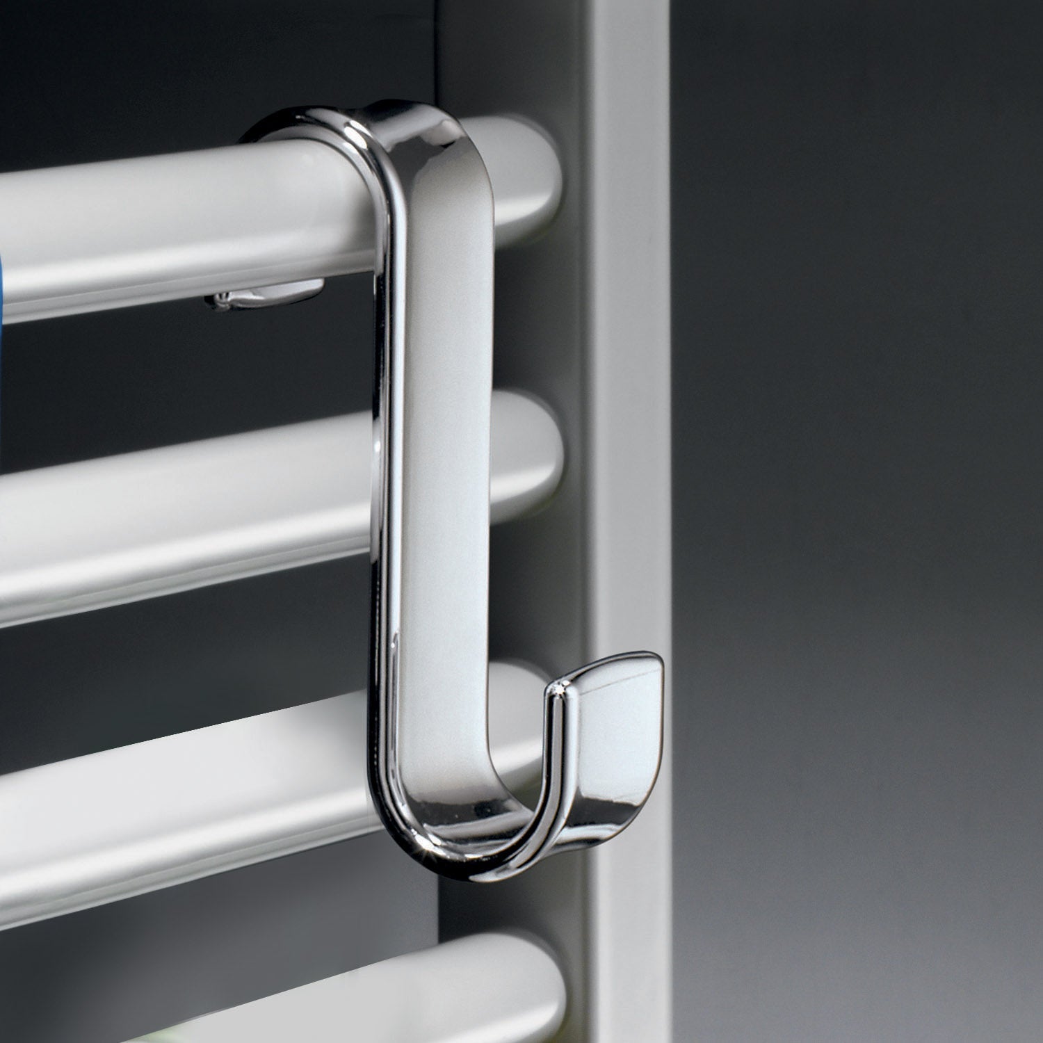  Appendiabiti per termoarredo modello Merlino - Cromato by CeramicStore | Lo specialista del tuo bagno