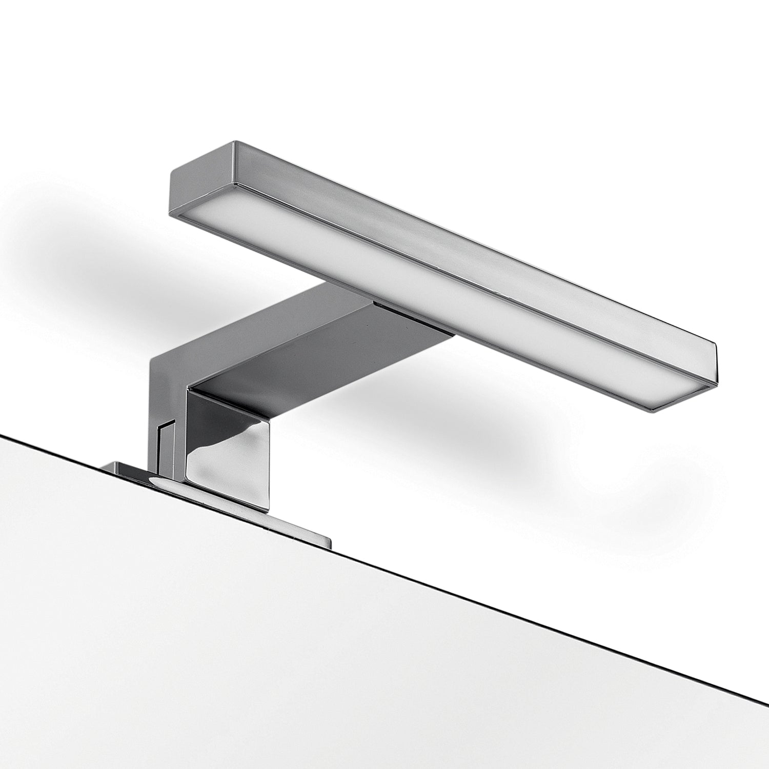 Lampada Led per specchio da 18 cm con attacco universale modello Madeira di Gedy - Cromato by CeramicStore | Lo specialista del tuo bagno