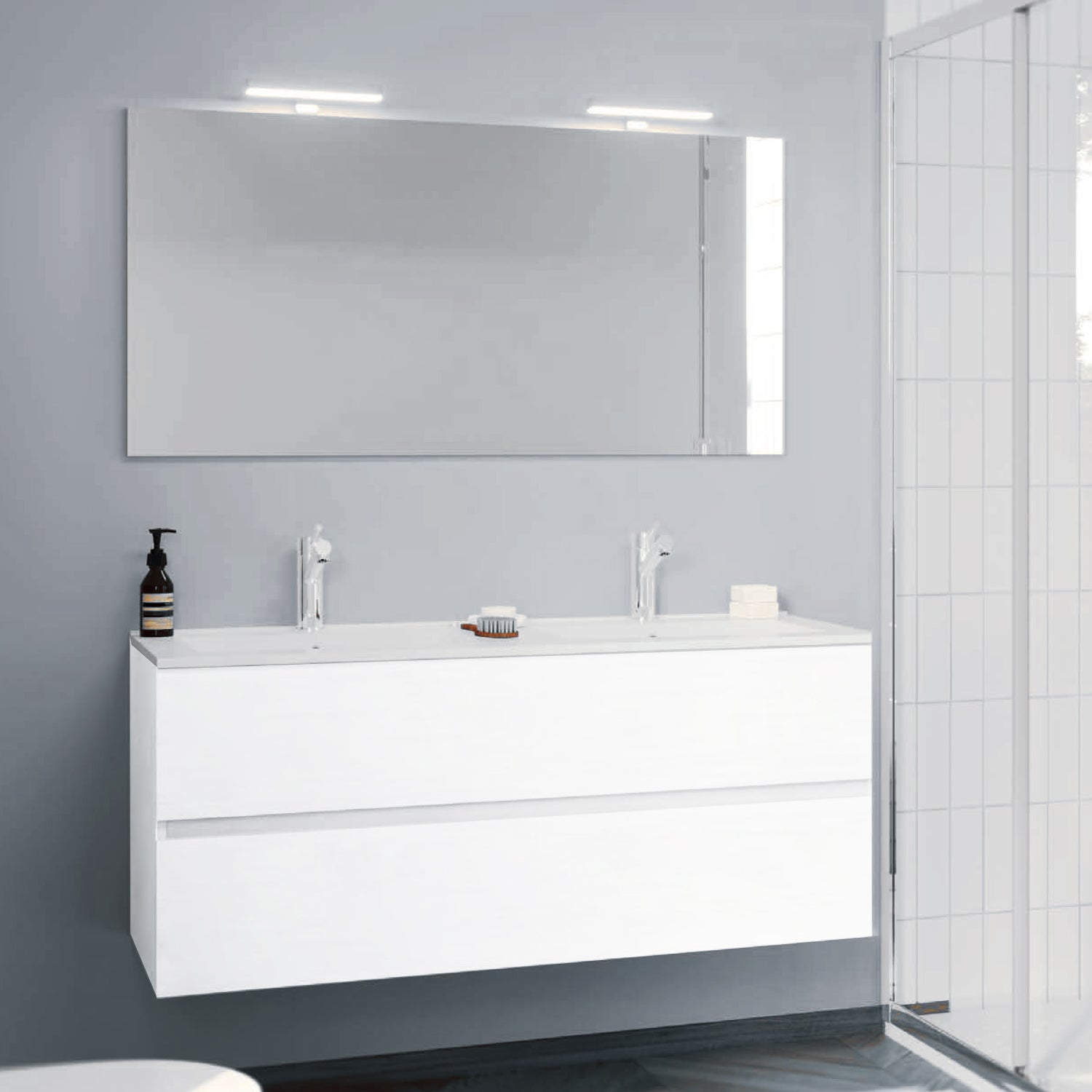 Mobile bagno con doppio lavabo in ceramica specchio e lampade cm 120 colore Bianco Lucido- Cubi&Co modello Symmetry Classic 5 by CeramicStore | Lo specialista del tuo bagno