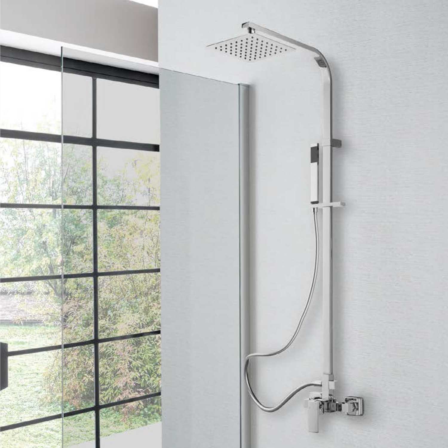 Colonna doccia Madrid in ottone: interasse regolabile, soffione 20x20 cm e doccia monogetto