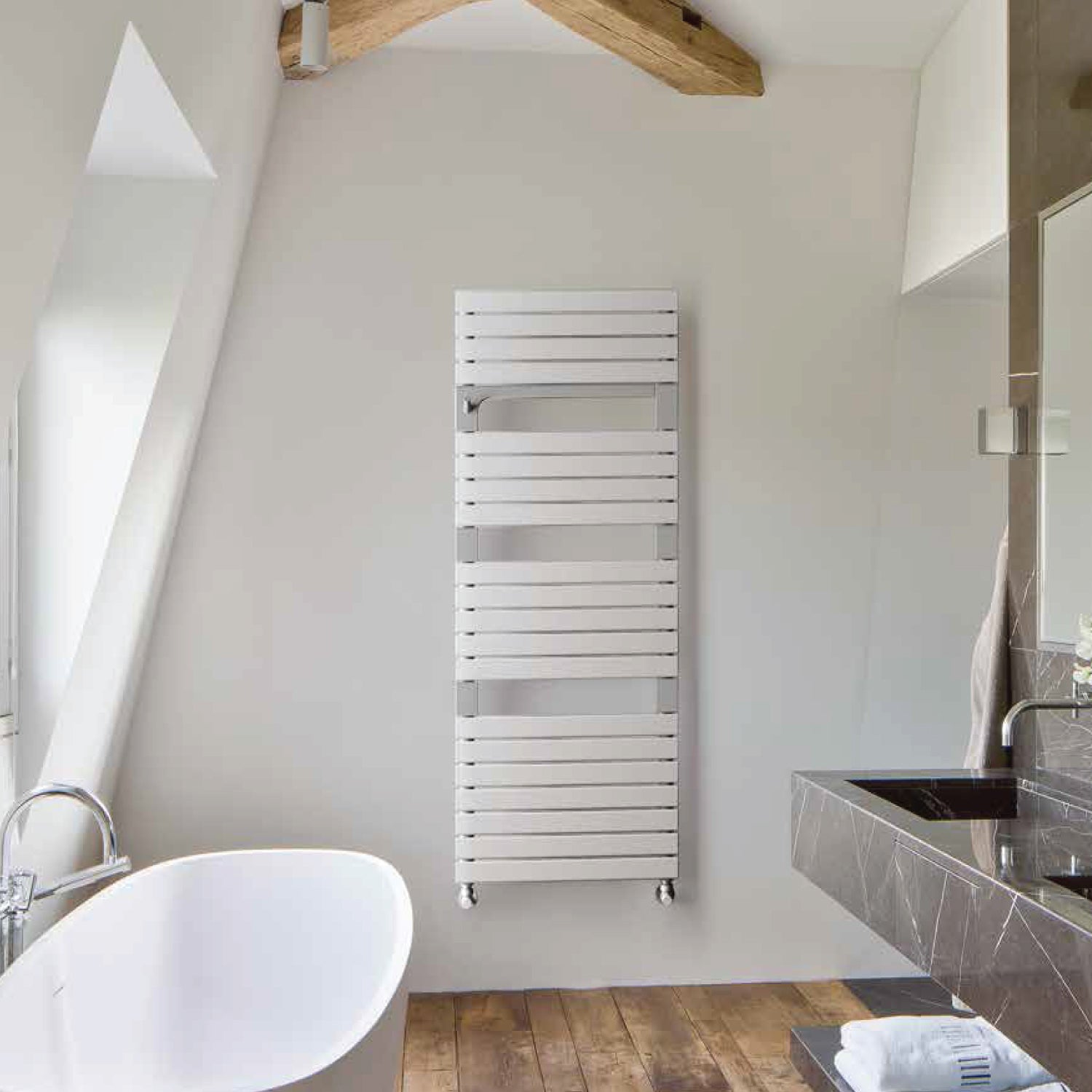 Termoarredo idraulico modello Torino 1360x550 dritto - Bianco by CeramicStore | Lo specialista del tuo bagno