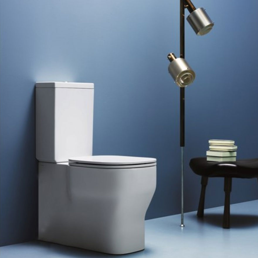  Vaso Monoblocco Filomuro completo di cassetta e sedile Ceramica Azzurra Glaze sedile soft close