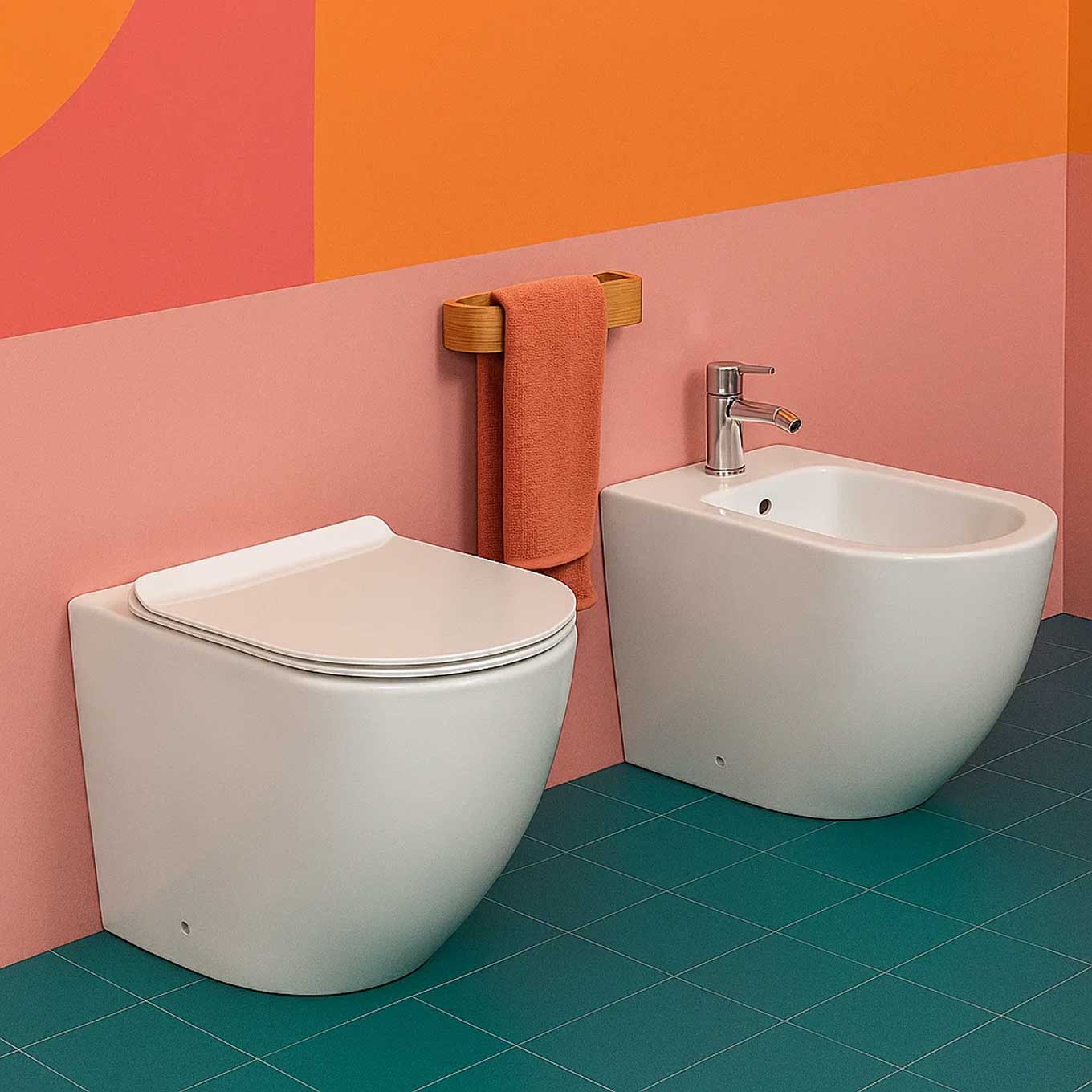 Coppia sanitari a terra filomuro Bathcore con copriwater incluso - serie Aura