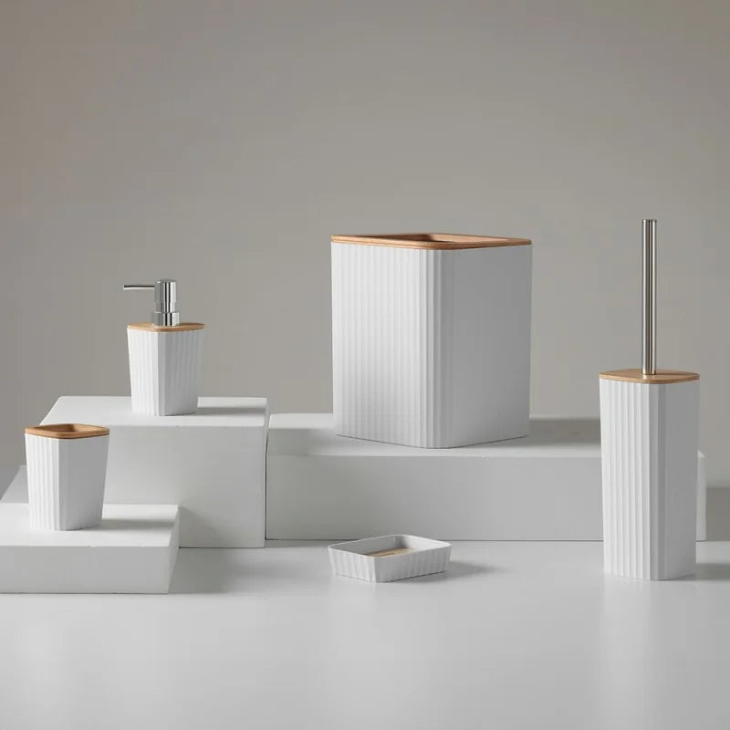 Set accessori bagno 5 pezzi Essence by BathCore in plastica e bamboo - Bianco