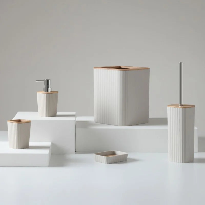 Set accessori bagno 5 pezzi Essence by BathCore in plastica e bamboo - Crema