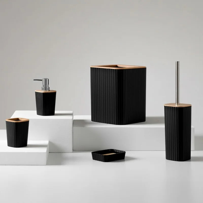 Set accessori bagno 5 pezzi Essence by BathCore in plastica e bamboo - Nero