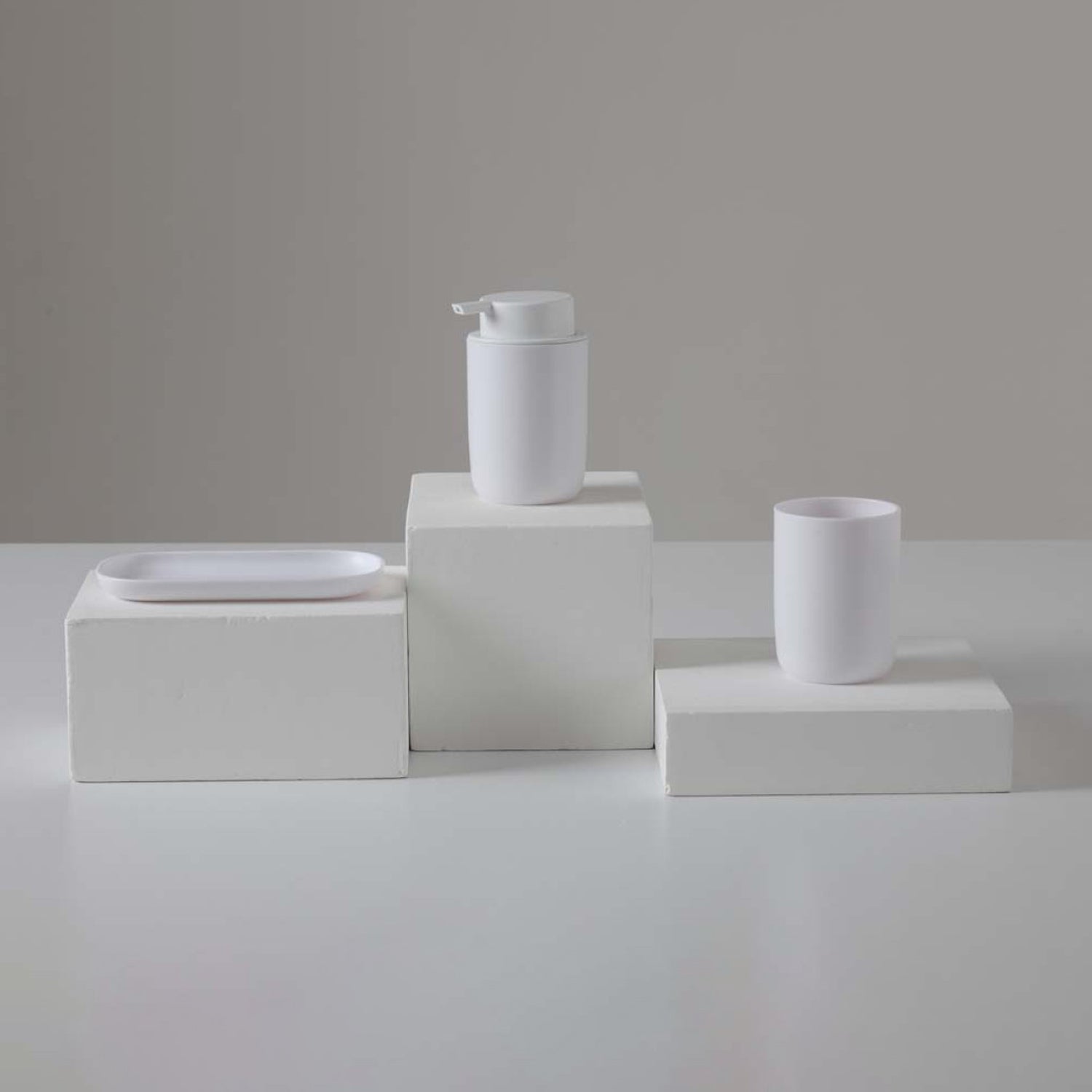 Set appoggio bagno 3 pezzi Bathcore linea Tiki in plastica con dispenser, portaspazzolino e vassoio 8