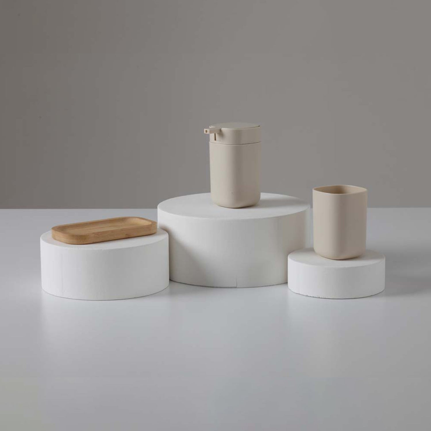 Set appoggio bagno 3 pezzi Bathcore linea Tiki in plastica con dispenser, portaspazzolino e vassoio 7