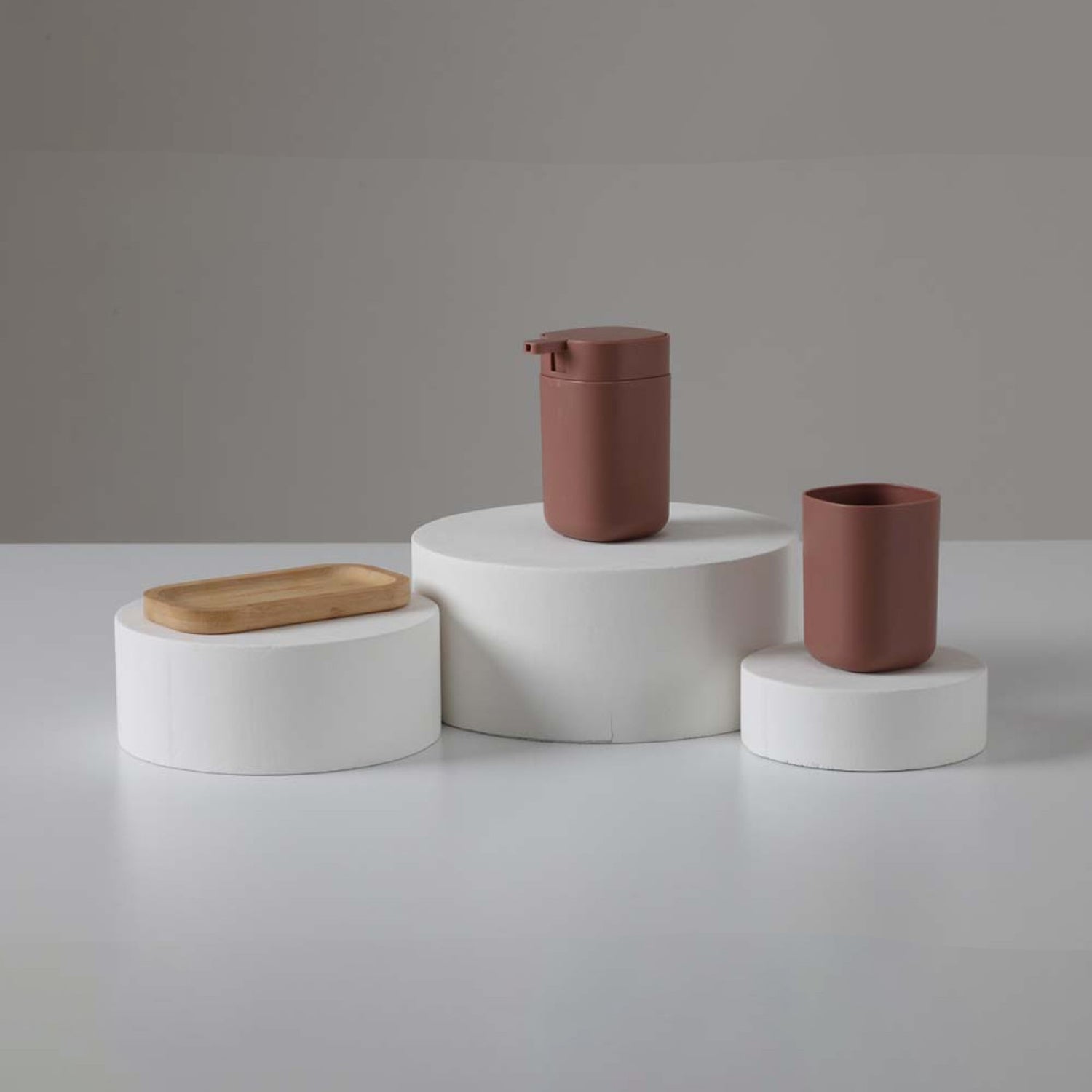 Set appoggio bagno 3 pezzi Bathcore linea Tiki in plastica con dispenser, portaspazzolino e vassoio 5