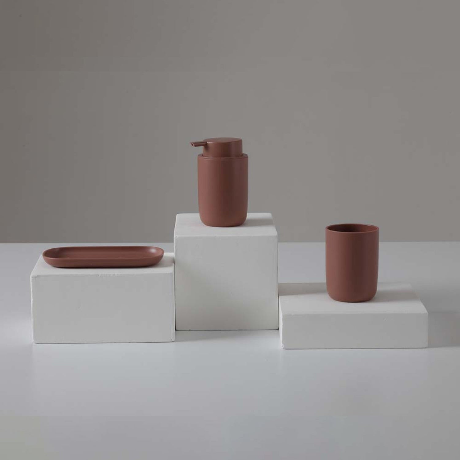 Set appoggio bagno 3 pezzi Bathcore linea Tiki in plastica con dispenser, portaspazzolino e vassoio 4