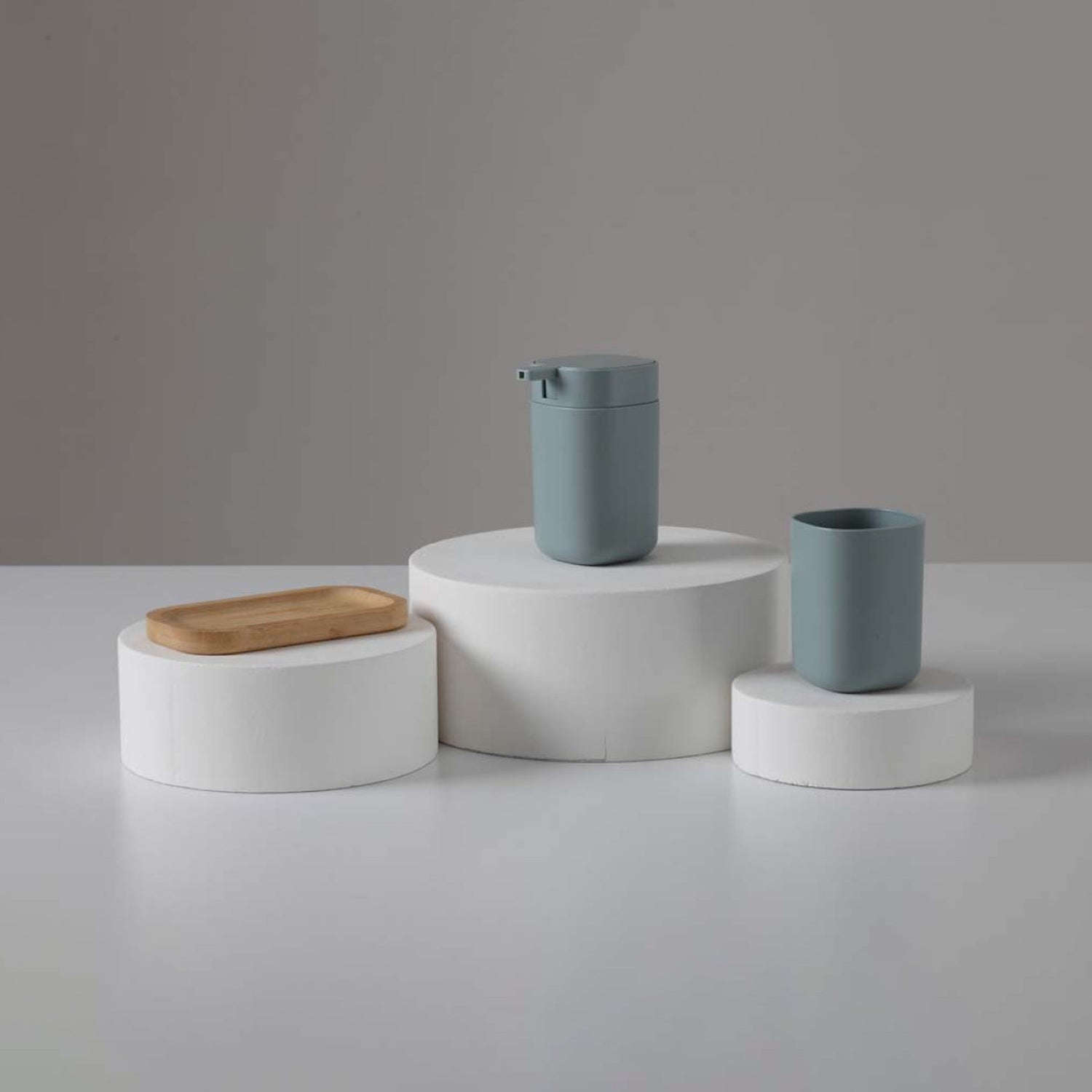 Set appoggio bagno 3 pezzi Bathcore linea Tiki in plastica con dispenser, portaspazzolino e vassoio 2