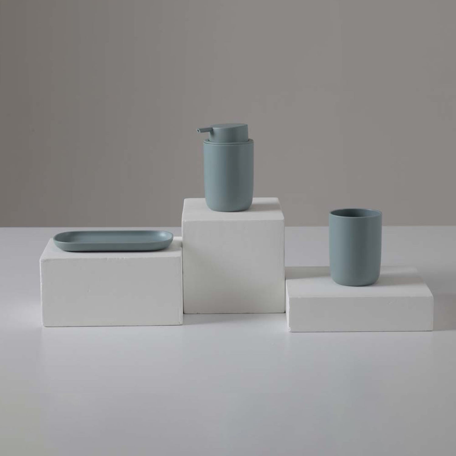 Set appoggio bagno 3 pezzi Bathcore linea Tiki in plastica con dispenser, portaspazzolino e vassoio